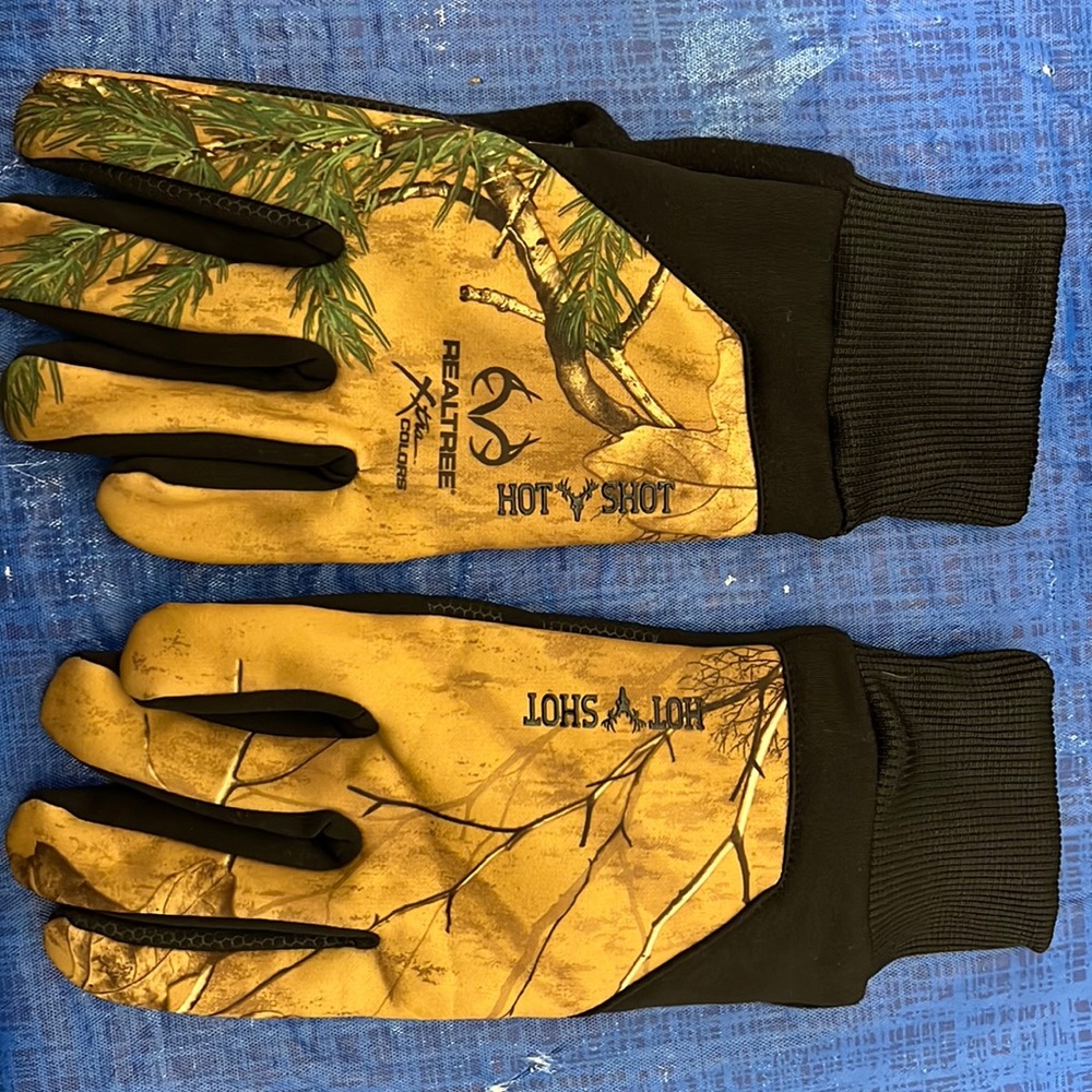 Men XL RealTree Hot Shot Gloves. Brand New too Big for my hands